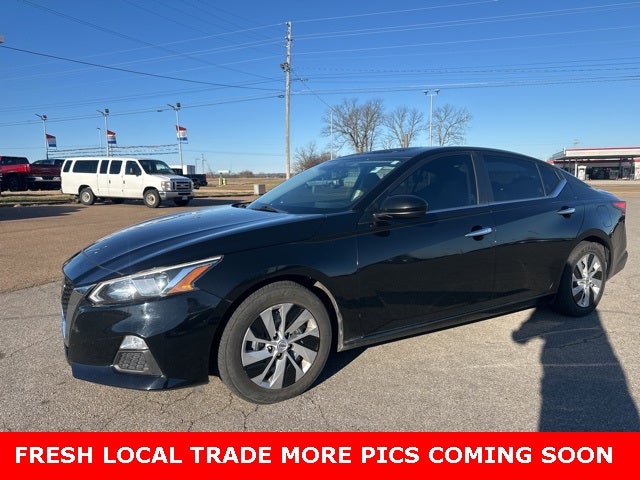 2019 Nissan Altima 2.5 S in Super Black Clearcoat — front three-quarter view